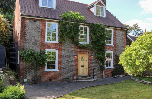 BAILEY COTTAGE, pet friendly, character holiday cottage in Bursledon