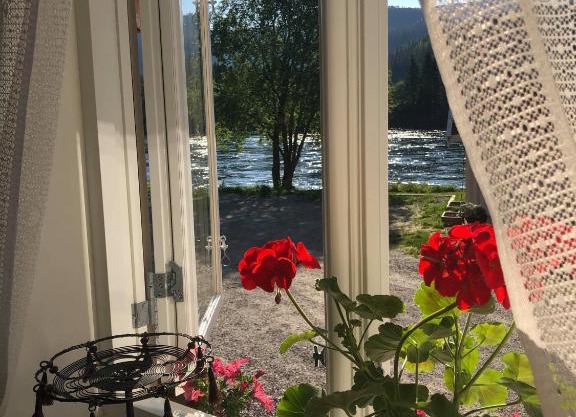 Bakarstuo, Utpå Neset