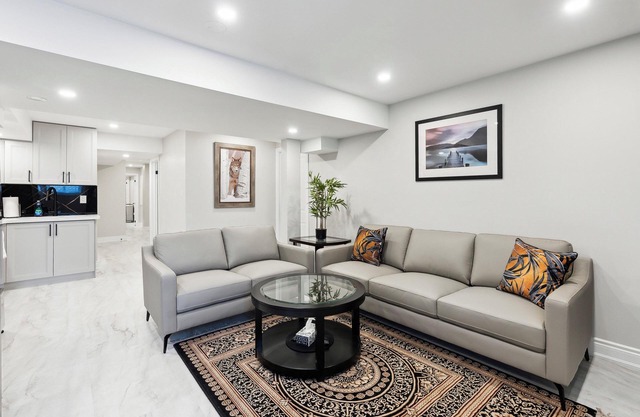 Baker Hill Executive Suite - 2 Bedroom Basement Apartment w/Full Kitchen & Bath