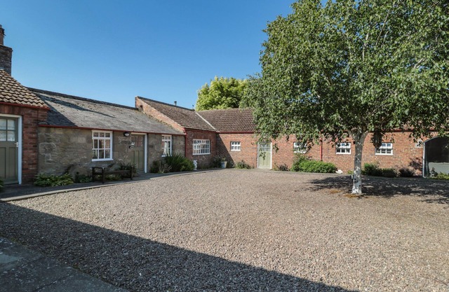BAKERS COTTAGE, pet friendly, with a garden in Cornhill-On-Tweed