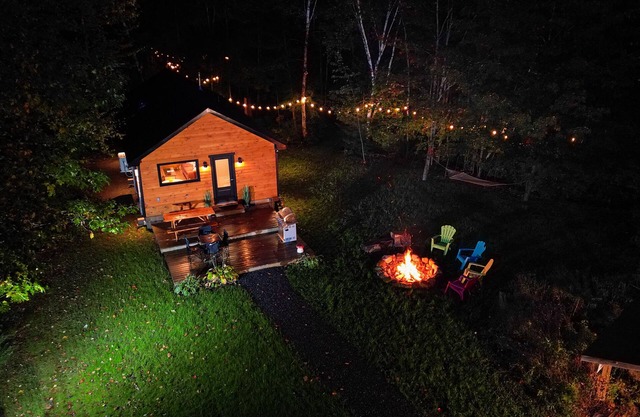 Bala Vida cottage steps to Lake Muskoka with fire pit & new cedar barrel sauna