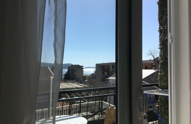 Balcony with Sea view, 5 min Walk to the Beach, Wi-Fi, Aircon, Parking