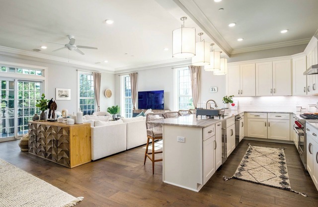 BAMA GAME HOUSE - ON THE STRIP ! LUXURY 3 BEDROOM CONDO - NEW LISTING.