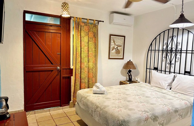 Bananas Vieques Guesthouse Room 5/Vibrant Area/Private/Steps from Caribbean