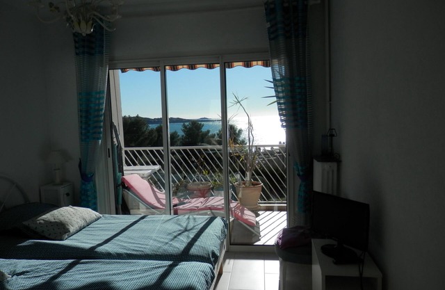 BANDOL 80m2 + 20 m2 comfortable terrace 180° SEA VIEW