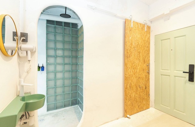 Bangkok Stay for Friends & Solo, 5-Min Walk to Khaosan Rd., Cool A/C, Free WiFi