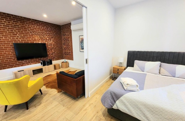 Bank Teller 1 Bedroom ApartmentnClose to Semaphore beach