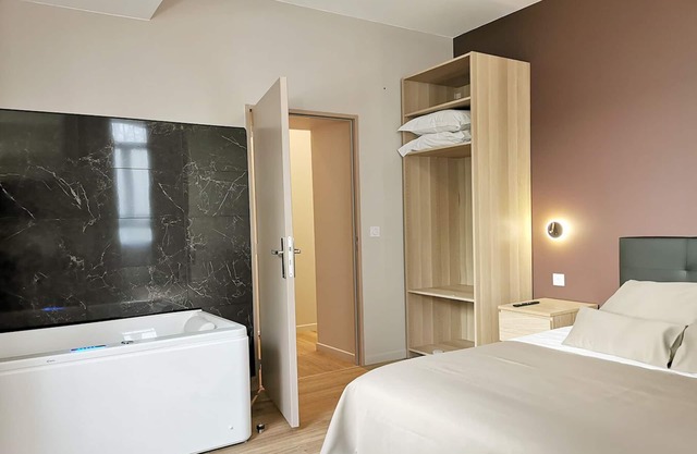 Banyuls-Suite-Suite-Whirlpool bath-Canal view