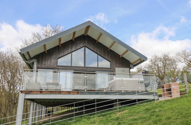 BARCUD COCH - RED KITE, pet friendly, with hot tub in Garthmyl