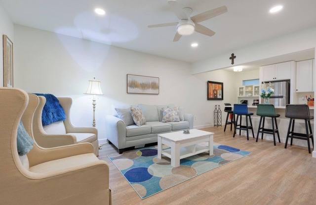 Barefoot & Breezy- Downtown 2-bedroom condo with optional golf cart rental
