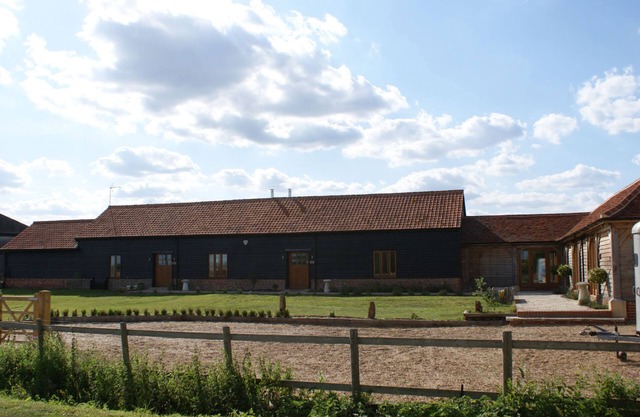 Barley Barn with antique superking bed, jacuzzi bath & walk in shower