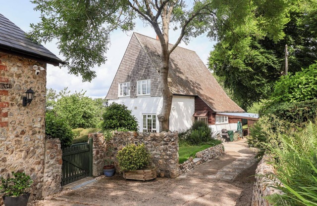 BARN CLOSE FARM, family friendly, with open fire in Morcombelake