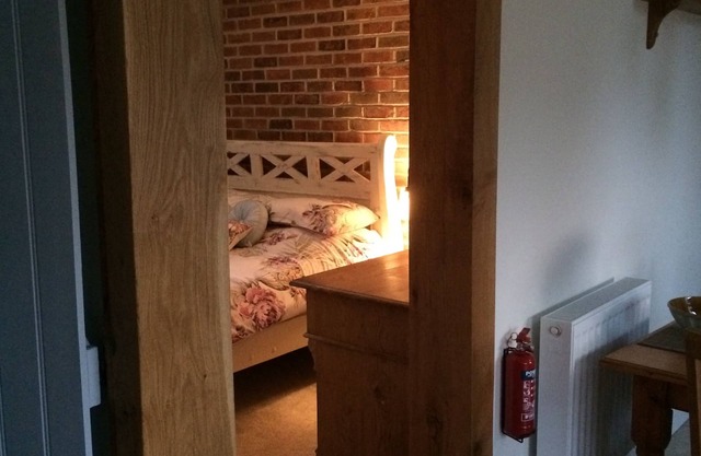 BARN COTTAGE. Delightful luxury rustic barn conversion nr New Forest/south coast