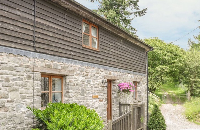 BARN END, pet friendly, character holiday cottage in Felindre