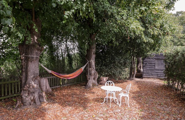 BARN HOPPITT LODGE, pet friendly, with open fire in Chingford