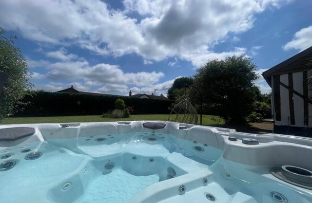 Barn in quiet location yet close to local amenities. Hot tub and games room.
