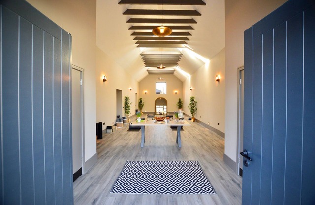 Barn, large entertainment space +hot tub, sleeps 6