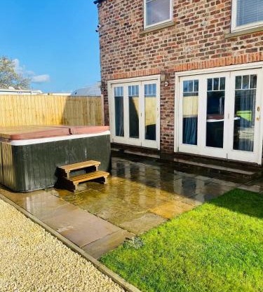 Barn near York with hot tub - Perfect for Groups and Families