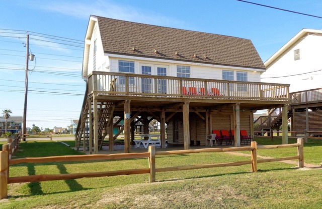 BARNACLE - BEACH VIEWS - 2ND ROW - STEPS FROM THE BEACH