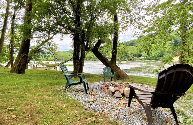 Barney's Retreat- Rustic cabin on the river!