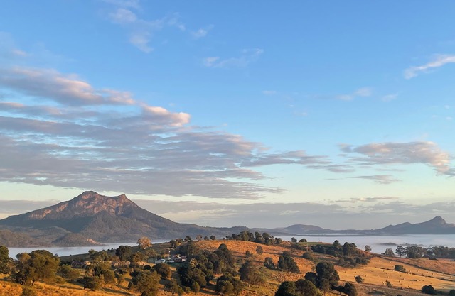 Barney Views Cottage. Stunning mountain views! Cosy woodfire & outdoor firepit!