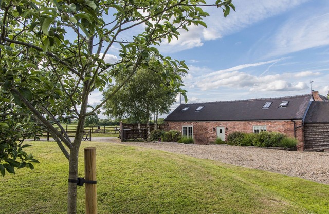 BARNFIELDS HOLIDAY COTTAGE, family friendly in Kingsley