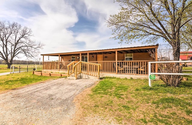 Bartlesville Cabin w/Pool, Hot Tub & Trampoline!