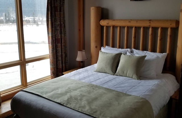 Basecamp Lodge Golden | Queen Room