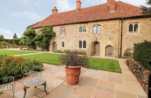 BATTEL HALL, family friendly, luxury holiday cottage in Hollingbourne