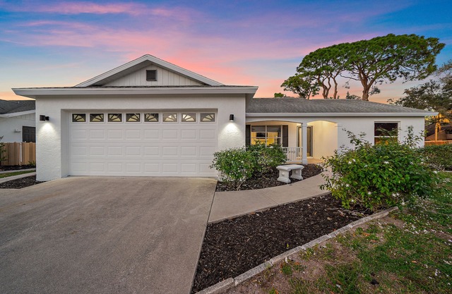Bay Bliss Bungalow | 65" Smart TV, Lanai + Electric Bikes!