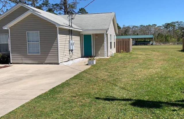 BAY BLUE Quiet Pet Friendly home just less than mile to bay w/huge fenced yard