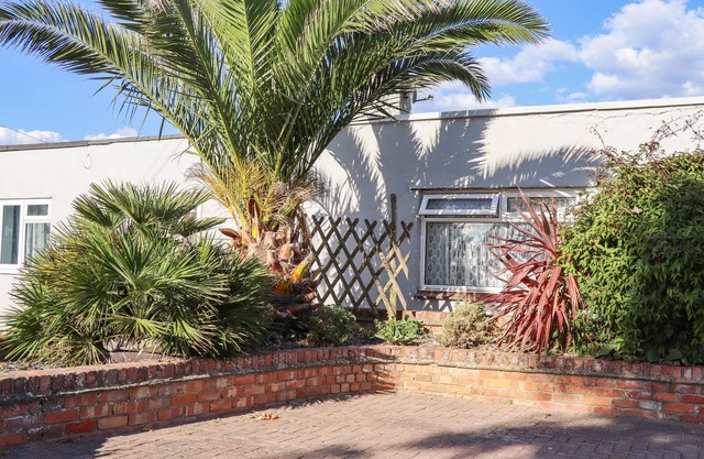 BAY COSY, pet friendly, character holiday cottage in Pevensey Bay