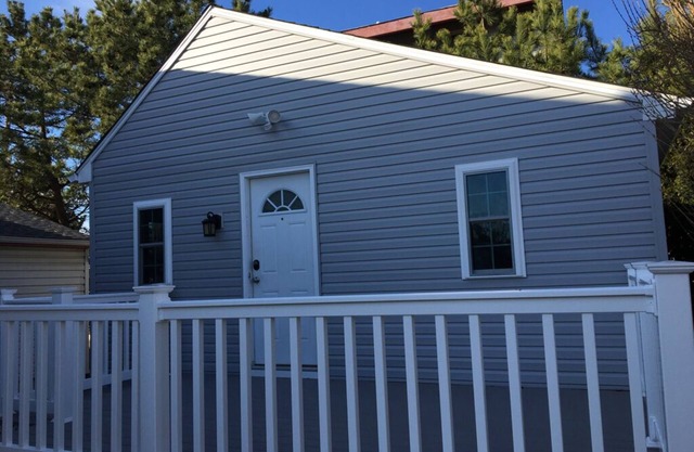Bay Front Cottage in Historic Townbank