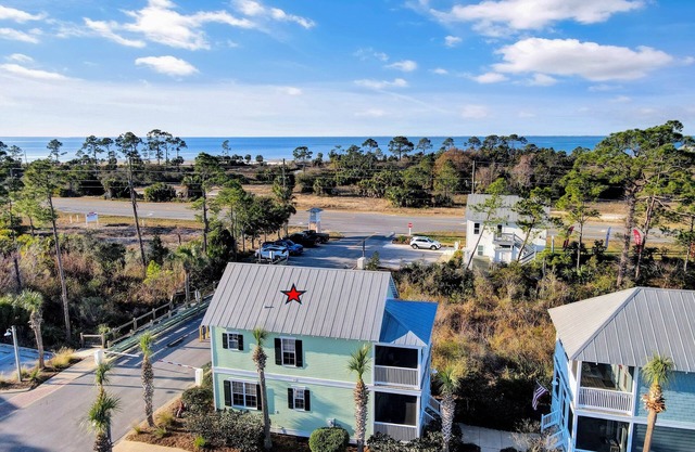 "BAY WATCH" IS A 2BD IMMACULATE COTTAGE W/BAY VIEWS, 2 COMMUNITY POOLS! PET FRIENDLY!