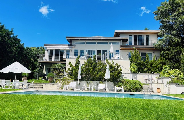 Bayfront 5 bedrooms family home. Panoramic sea view from all rooms