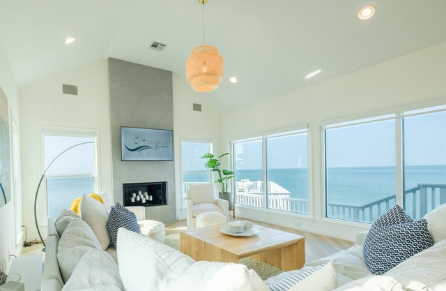 Bayfront Beauty: Luxury, Hot Tub & Bar, Pets, Fish