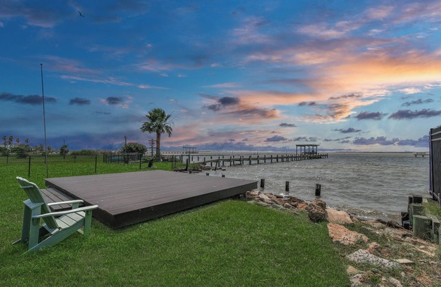 Bayfront Breeze - Waterfront home right on Dickinson/Galveston Bay!