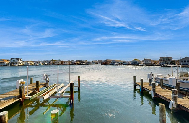 Bayfront mobile home with private dock, shared pools, & tennis court
