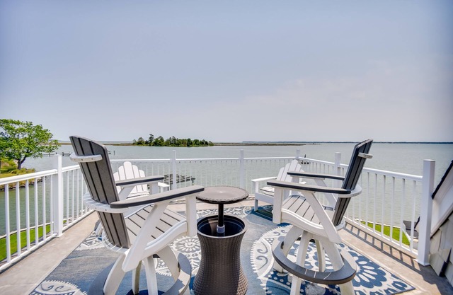 Bayfront White Stone Escape w/Private Beach!