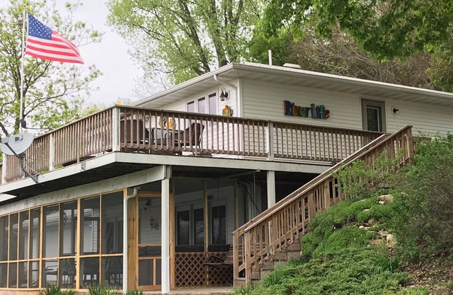 Bayview House, Mississippi River view with year-round HOT TUB in screen porch