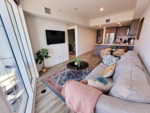Bayviews Lux One-bedroom Apartment 1min to Petco Park Convention Center Gaslamp Pool, Hot Tub