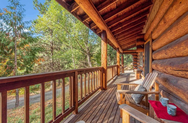 BBQ-20 Acres-15 Minutes to Leavenworth-Bear Ridge Cabin-Cozy Log Home