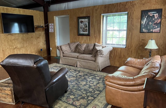 BBQ Barn with private drive and spacious parking