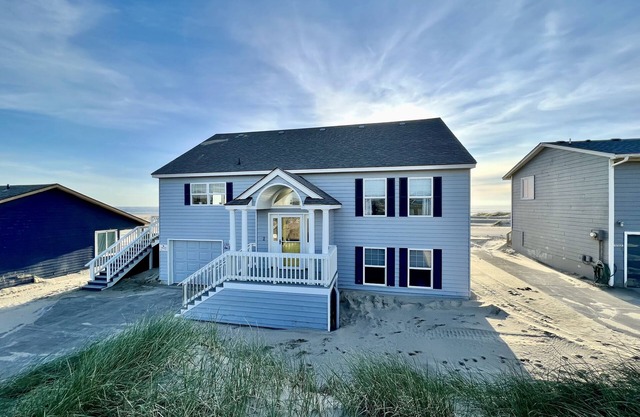 Beach and Bay Views, Family Friendly, Immaculate, Chef's Kitchen, Beach Front