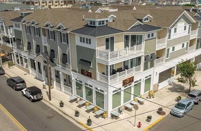 Beach Block Condo Above Sole