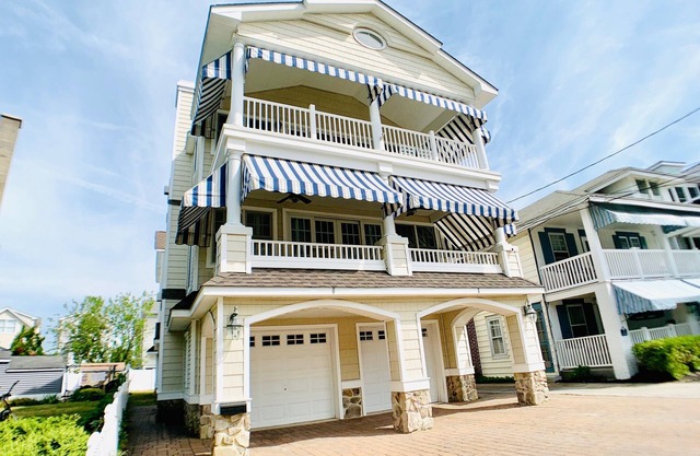Beach Block Newer 1st Floor Immaculate Condition - Elevator