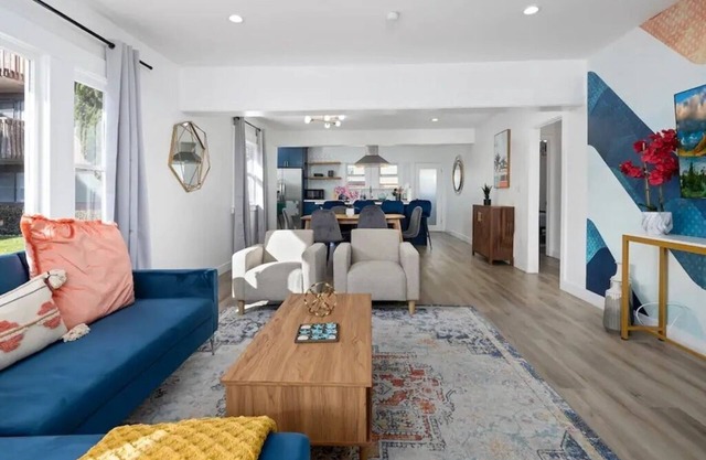 Beach Bungalow Home in Long Beach 2B1B + Parking
