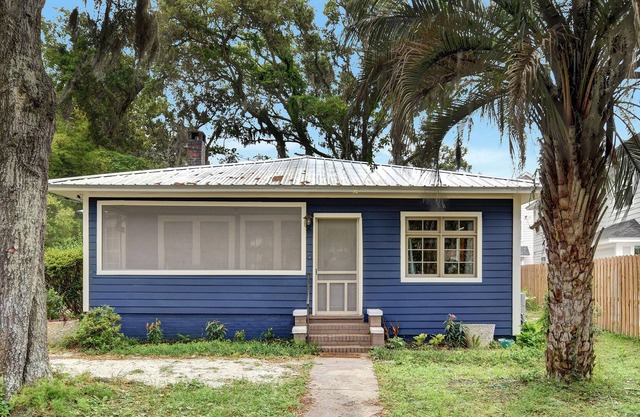 Beach Cottage! walk to restaurants. Minutes from Beach