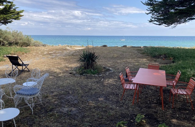 Beach Cottage - direct access to the beach