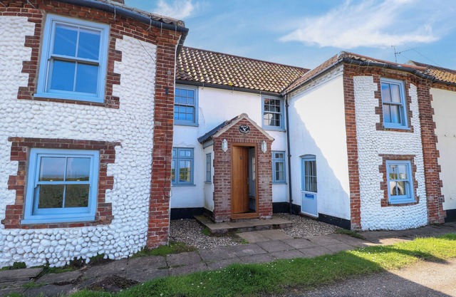 BEACH COTTAGE, family friendly, with open fire in Salthouse, Norfolk
